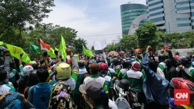 Buruh Geruduk Gedung Grahadi Surabaya, Ribuan Polisi Siaga