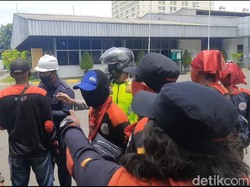 Aksi Massa Sweeping Buruh Pabrik di Surabaya