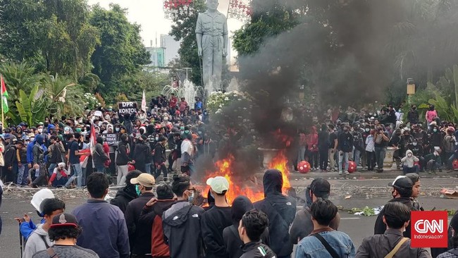 Polisi melemparkan tembakan air dari water cannon ke arah pedemo, massa kocar-kacir, ada yang bertahan dan tetap melakukan perlawanan dengan melempar batu.