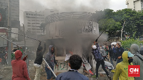 Massa Rusak Pos Polisi Tugu Tani, Asap Hitam Mengepul