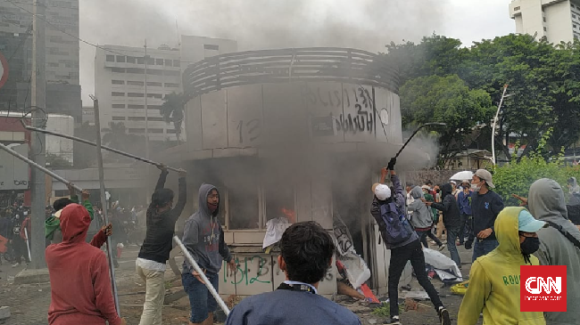 Massa penolak Omnibus Law UU Ciptaker merusak pos polisi di kawasan Tugu Tani. Massa juga mencoba membakar pos polisi tersebut.