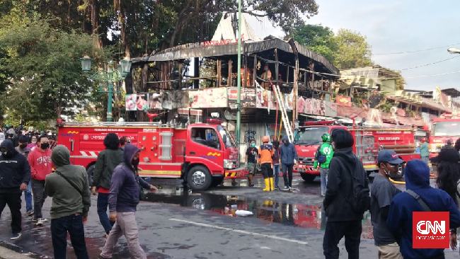 Sebuah bangunan warung makan terbakar hebat di dekat lokasi massa berunjuk rasa atau tepatnya di sebelah selatan gedung DPRD DI Yogyakarta.