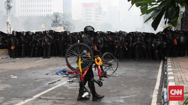 Sebanyak 400 personel Brimob Polda Sumut dikirim ke Jakarta untuk menambah kekuatan personel dalam mengawal demo tolak Omnibus Law UU Cipta Kerja.