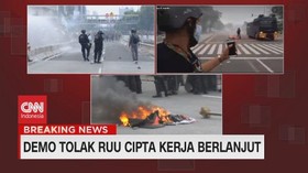 VIDEO: Polisi Pukul Mundur Para Aksi Massa Tolak UU Ciptaker