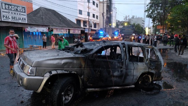 Demonstrasi menolak Omnibus Law UU Ciptaker berujung perusakan terhadap fasilitas publik di Medan, Lampung, hingga Makassar.