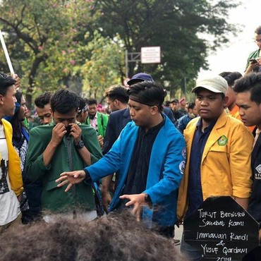 Viral Mahasiswa Minta Restu Ibu Sebelum Demo Tolak UU Cipta Kerja