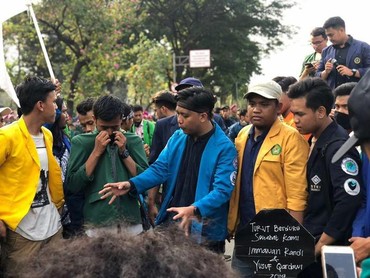 img-title Viral Mahasiswa Minta Restu Ibu Sebelum Demo Tolak UU Cipta Kerja