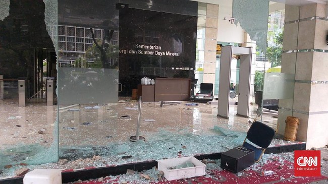 Bagian depan Kantor Kementerian ESDM hancur lebur diamuk massa aksi unjuk rasa tolak omnibus law UU Ciptaker, Jakarta, Kamis (8/10) sore.