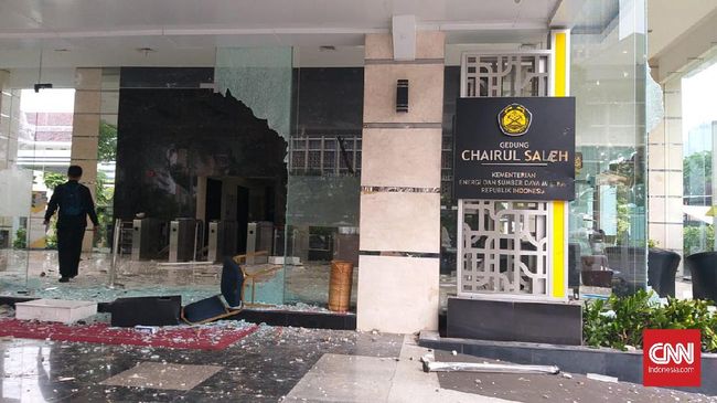 ESDM Prihatin Kantor Dirusak Massa Demo Omnibus Law Sejumlah peserta aksi demo tolak omnibus law merusak kantor Kementerian ESDM pada Kamis (8/10).