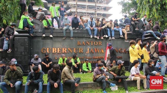 Kapolrestabes Semarang mengatakan empat mahasiswa yang menjadi tersangka itu kini ditahan di Mapolrestabes untuk keperluan penyidikan lebih lanjut.