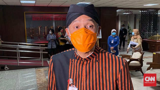 Kata Ganjar, penolak vaksin sebaiknya tak dihukum, sebab jumlah vaksin saat ini juga masih sedikit.