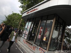 Halte Bus Trans Jogja di Malioboro Yogya Dirusak Massa