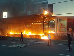 Video Halte TransJ Bundaran HI Terbakar!