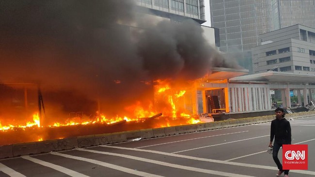Bundaran Halte Transjakarta di Bundaran Hotel Indonesia terbakar. Hingga saat ini petugas masih berusaha membubarkan massa.