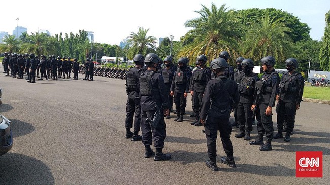 Ratusan aparat kepolisian sudah bersiaga di Istana Kepresidenan, Jakarta. Kendaraan taktis seperti water canon sudah disiapkan.