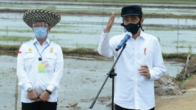 Presiden Joko Widodo dikenang sebagai sosok yang sabar dan terbuka bagi rakyat kecil, setidaknya berdasarkan pengakuan orang-orang dekatnya di kampung halaman.
