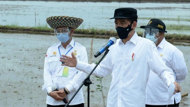 Presiden Jokowi mengingatkan kepala daerah untuk memantau data ketersediaan bahan pangan dan memperkuat ketahanannya.