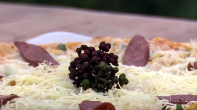 Di Geosite Sipinsur, wisatawan bisa menyantah pizza andaliman sambil menyaksikan keindahan alam Danau Toba.