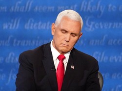 Setelah Viral, Muncul Kostum Halloween Mike Pence Dihinggapi Lalat