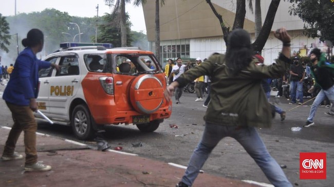 Suasana unjuk rasa yang berlangsung kondusif berubah menjadi kericuhan di sekitar DPRD Sumatera Selatan, Palembang.