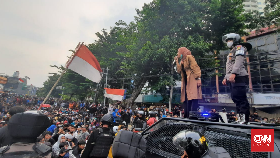 Mahasiswi Orasi di Mobil Polisi Redam Kericuhan di Harmoni