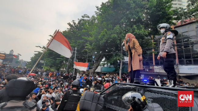 Qonita, seorang mahasiswi dari kampus Tangerang berorasi di atas mobil polisi meminta massa tak terprovokasi kericuhan selama demo omnibus law cipta kerja.