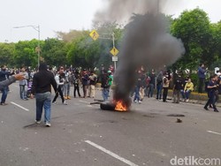 Kenapa Aksi Demonstrasi Kerap Bakar Ban di Tengah Jalan?