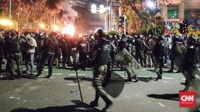 Massa di Jalan Abdul Muis Rusak Lampu Merah, Sempat Bakar Ban