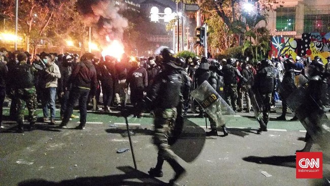 Sejumlah peserta demo merusak lampu merah di pertigaan Jalan Abdul Muis, Jakarta Pusat.