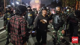 Bentrok dengan Polisi, Massa Akhirnya Pulang usai Dirayu TNI