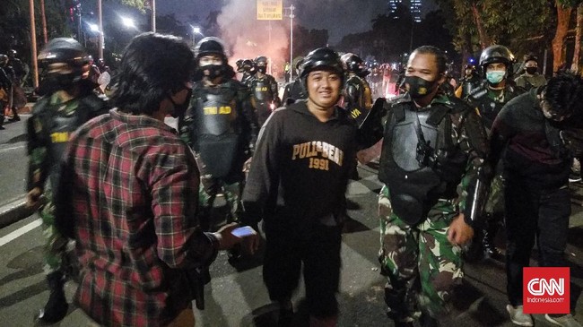 Massa sempat menantang polisi untuk terus bentrok di Patung Arjuna Wiwaha. Mereka akhirnya luluh dan pulang setelah diajak bercanda dan swafoto dengan TNI.