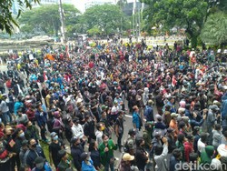 Massa Mahasiswa Demo UU Cipta Kerja di Patung Kuda Terus Berdatangan