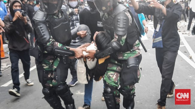 Selain itu, Komnas HAM juga meminta pemerintah memerintahkan pemda untuk menerima para pendemo yang ingin menyampaikan aspirasi tolak Omnibus Law.