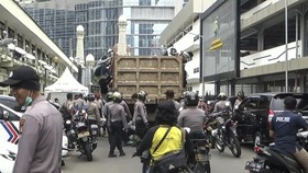 Ratusan Pedemo Diangkut ke Polda Pakai Mikrolet Hingga Truk