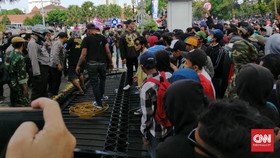 Massa Tolak Omnibus Law Surabaya Jebol Gerbang Grahadi