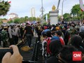 Massa Tolak Omnibus Law Surabaya Jebol Gerbang Grahadi