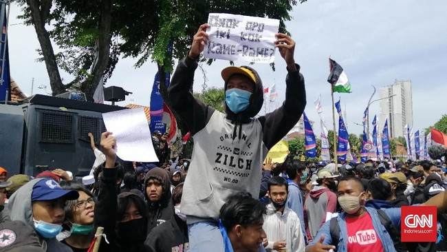 Keikutsertaan pelajar memprotes pengesahan Omnibus Law UU Ciptaker dilatarbelakangi keresahan karena kelak mereka ada yang menjadi buruh atau kelompok pekerja.
