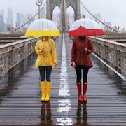 Musim Hujan Tiba, Simak 5 Item Fashion yang Wajib Dikenakan Agar Tetap Hangat