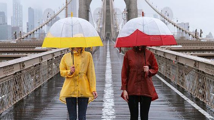 Musim Hujan Tiba, Simak 5 Item Fashion yang Wajib Dikenakan Agar Tetap Hangat