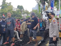 Belasan Mahasiswa yang Demo Omnibus Law di Surabaya Masih Ditahan