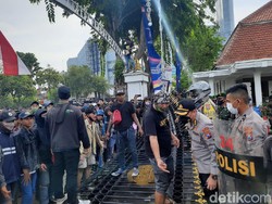 Sederet Demo Tolak Omnibus Law di Jatim yang Diwarnai Kericuhan