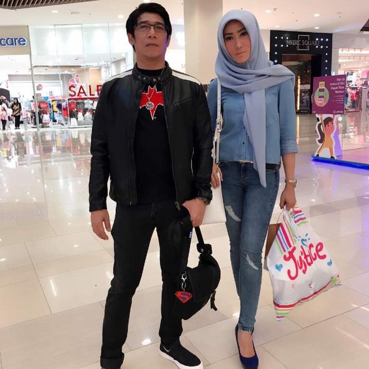 <p>Meski terpaut usia jauh, keduanya selalu tampil kompak dan serasi ya. (Foto: Instagram @dienz_36)</p>