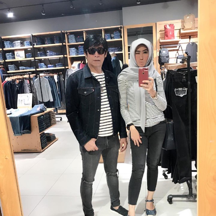 <p>Meski sudah berusia 59 tahun, Parto selalu bisa menyeimbangi gaya sang istri yang memang selalu stylish. (Foto: Instagram @dienz_36)</p>