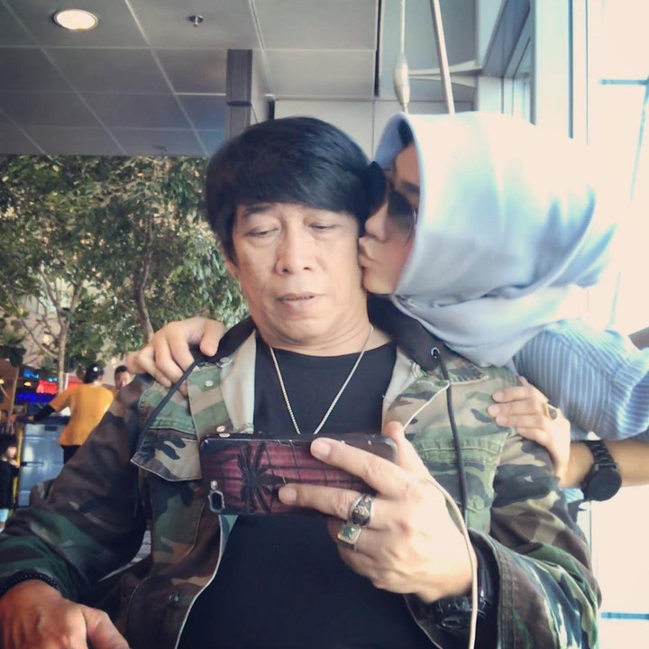 <p>Kedua pasangan ini pun tak segan untuk saling mengungkapkan perasaan sayang dan cinta mereka. So sweet banget ya, Bunda. (Foto: Instagram @dienz_36)</p>