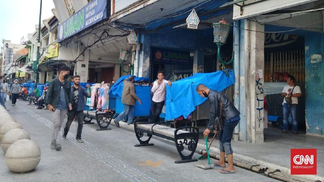 Para pedagang di kawasan Malioboro memutuskan untuk menutup lapak karena massa demo tak kunjung membubarkan diri.