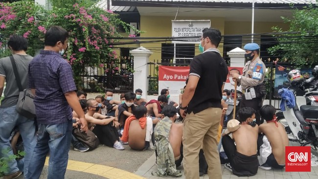 Aparat kepolisian yang berpatroli di sekitar Gedung DPR tampak beberapa kali membawa remaja ke Pos Polisi Palmerah untuk dikumpulkan.