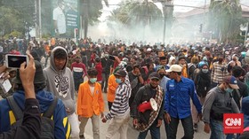 Demo Kendari Bentrok, Kaca dan Papan Nama DPRD Sultra Hancur