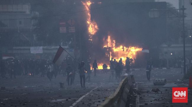 Tim Advokasi: 207 Orang Belum Diketahui Keberadaannya Tim Advokasi untuk Demokrasi menerima 507 laporan kehilangan dari kalangan buruh, mahasiswa dan jurnalis selama demo omnibus law. 300 di antaranya ditemukan.