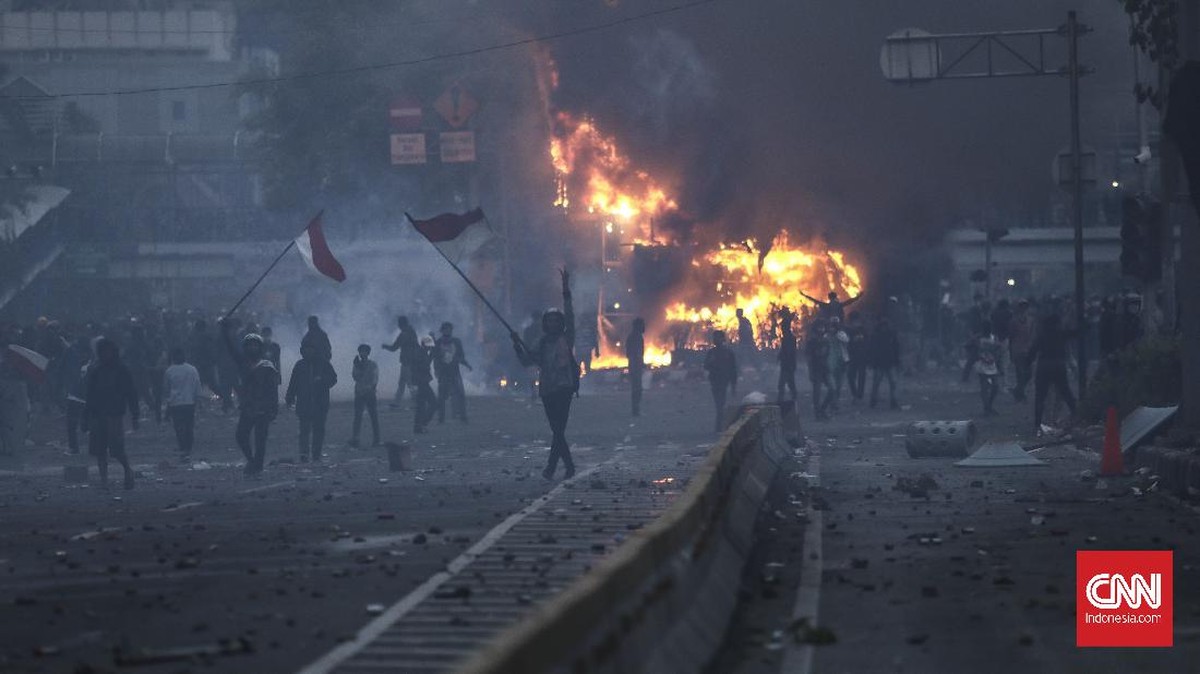 FOTO: Api dan Asap di Jakarta Usai Demo Tolak Omnibus Law