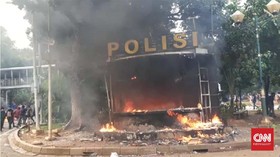 Massa Bakar Pos Polisi Patung Kuda, Polisi Tetap di Barikade